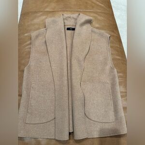 Uterque women’s tan vest size 6. Perfect conditions. Warm and cozy